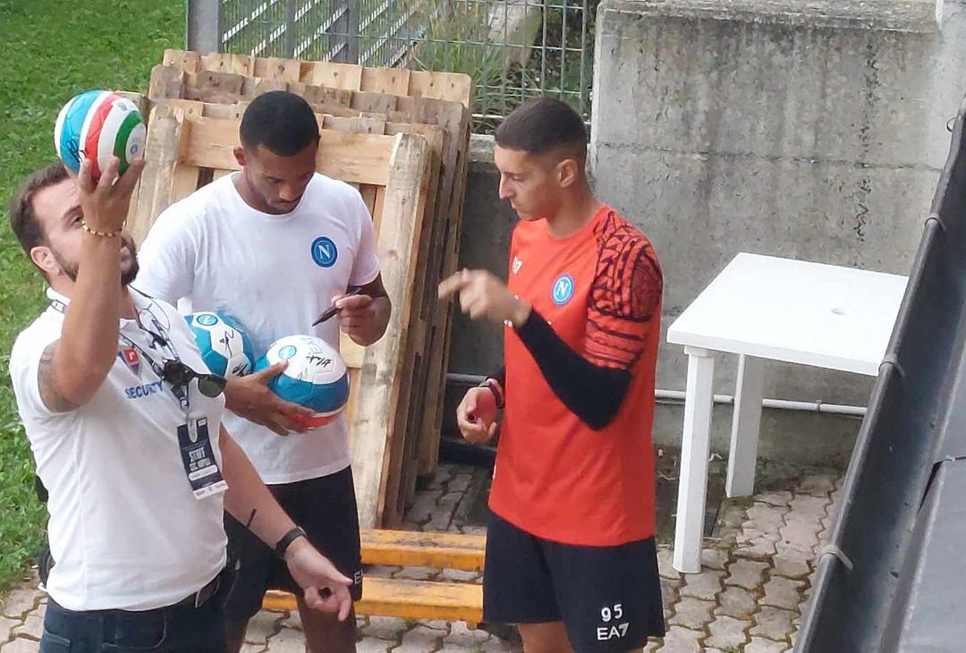 GALLERY Osimhen, Juan Jesus e Gollini fanno felici i tifosi dopo l’allenamento - immagine 6