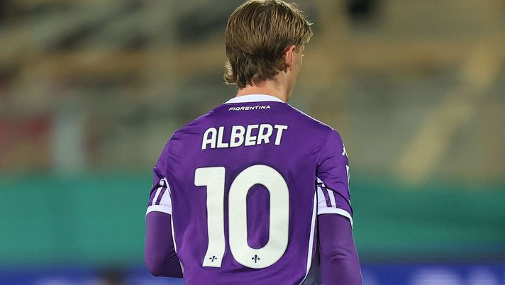 FLORENCE, ITALY - MARCH 22: Albert Gudmundsson of ACF Fiorentina reacts during the Serie A match between ACF Fiorentina and FC Internazionale at Artemio Franchi on March 22, 2026 in Florence, Italy. (Photo by Gabriele Maltinti/Getty Images) Ferrara punge Gudmundsson: “Maglia da titolare in bilico, deve dare tutto ora” - immagine 1