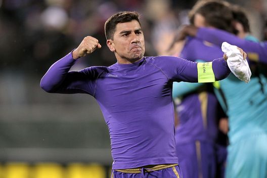 FLORENCE, ITALY - FEBRUARY 26: David Pizarro of ACF Fiorentina celebrates the victory after the UEFA Europa League Round of 32 match between ACF Fiorentina and Tottenham Hotspur FC at Artemio Franchi stadium on February 26, 2015 in Florence, Italy. (Photo by Gabriele Maltinti/Getty Images)
