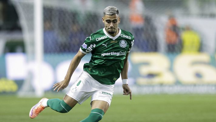SAO PAULO, BRAZIL - NOVEMBER 06: Andreas Pereira of Palmeiras controls the ball during a Brasileirao 2025 match between Palmeiras and Santos at Allianz Parque on November 06, 2025 in Sao Paulo, Brazil. (Photo by Alexandre Schneider/Getty Images) Andreas Pereira, la Libertadores è una maledizione: l’incredibile statistica dell’ex Lazio - immagine 1