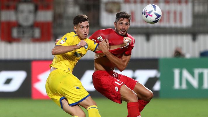 MONZA, ITALY - AUGUST 07: Luca Moro of Frosinone Calcio competes for the ball with Andrea Ranocchiaof AC Monza during the Coppa Italia match between AC Monza and Frosinone Calcio at Stadio Brianteo on August 07, 2022 in Monza, Italy. (Photo by Marco Luzzani/Getty Images) Monza