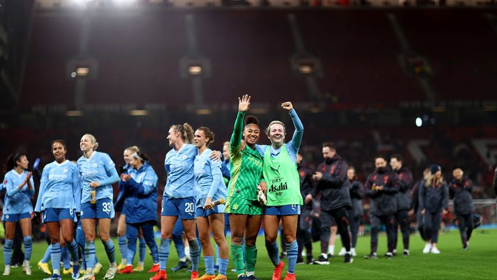 MANCHESTER, ENGLAND - NOVEMBER 19: Khiara Keating and Lauren Hemp of Manchester City acknowledge the fans following the team's victory during the Barclays Women´s Super League match between Manchester United and Manchester City at Old Trafford on November 19, 2023 in Manchester, England. (Photo by Naomi Baker/Getty Images) Nuovo record di pubblico a Old Trafford: ma le women United perdono il derby… - immagine 1