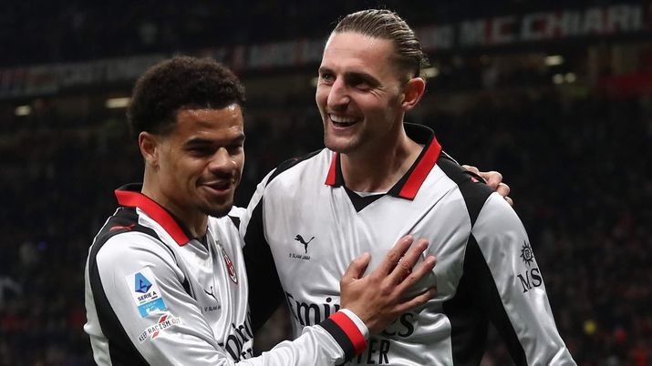 Adrien Rabiot (centrocampista AC Milan), esulta con il compagno di squadra Zachary Athekame per il suo gol in Milan-Torino 3-2 (Serie A 2025-2026) | News (Credits foto: Getty Images) Adrien Rabiot, centrocampista AC Milan, esulta con il compagno di squadra Zachary Athekame per il suo gol in Milan-Torino 3-2 di Serie A