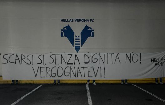 Tifosi Verona, monta la protesta. Appeso uno striscione: “Vergognatevi!”- immagine 2