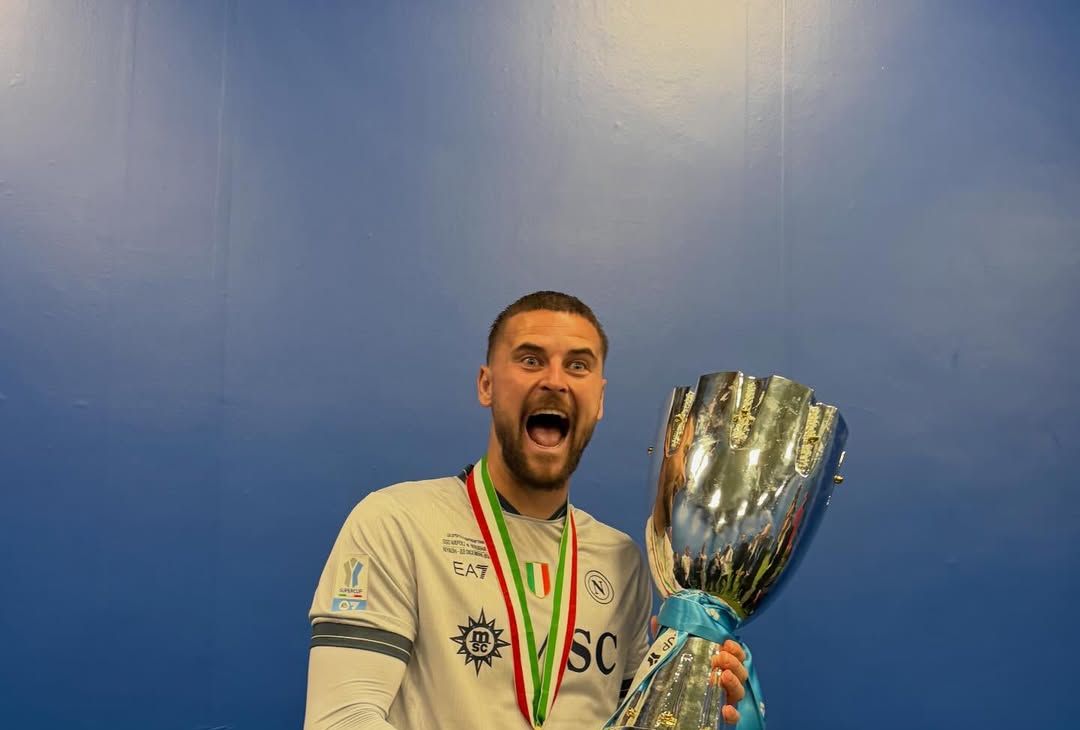 Coppa, sorrisi e sigari: gli azzurri festeggiano la Supercoppa! –  LE FOTO - immagine 16