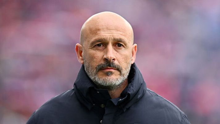 BOLOGNA, ITALY - MARCH 22: Vincenzo Italiano, Head Coach of Bologna, looks on prior to the Serie A match between Bologna FC 1909 and SS Lazio at Renato Dall'Ara Stadium on March 22, 2026 in Bologna, Italy. (Photo by Alessandro Sabattini/Getty Images) Italiano: “Castro tornerà a fare gol! Su Joao Mario, Pobega, Moro, Rowe e Bernardeschi…” - immagine 1