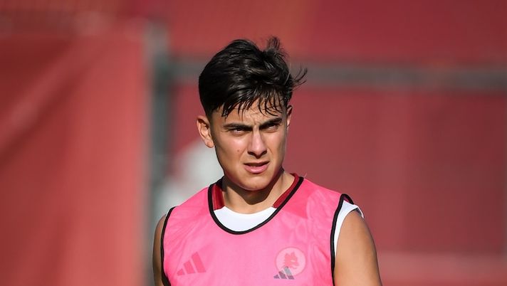 ROME, ITALY - JULY 10: AS Roma player Paulo Dybala during a training session at Centro Sportivo Fulvio Bernardini on July 10, 2024 in Rome, Italy. (Photo by Fabio Rossi/AS Roma via Getty Images) Roma, gestione confermata per Dybala: rientro in Italia e allenamento in solitaria - immagine 1