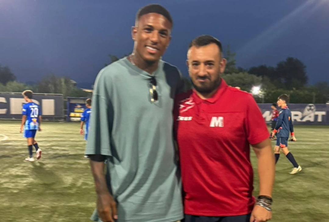 GALLERY Sorpresa di Folorunsho all’ASD Micri: foto con i giovani calciatori - immagine 9
