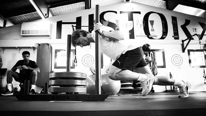 CAIRATE, ITALY - SEPTEMBER 24: (EDITORS NOTE: Image has been converted to black and white.) Luka Modric of AC Milan in action during AC Milan training session at Milanello on September 24, 2025 in Cairate, Italy. (Photo by Claudio Villa/AC Milan via Getty Images) Nuovo Milan Allegri: Milanello, i dettagli che fanno la differenza - immagine 1