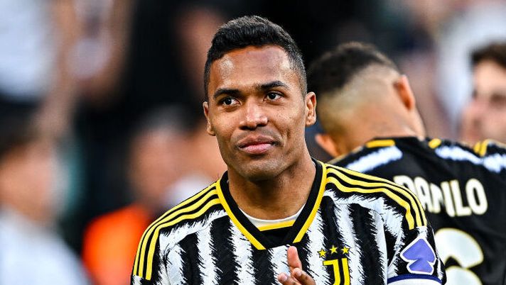 TURIN, ITALY - MAY 25: Alex Sandro of Juventus greets the fans and celebrates the victory during the last championship game after the Serie A TIM match between Juventus and AC Monza at Allianz Stadium on May 25, 2024 in Turin, Italy. (Photo by Juventus FC/Juventus FC via Getty Images) Alex Sandro: “Juve, dico addio ma il legame sarà eterno. Avrete un posto speciale nel mio cuore” - immagine 1