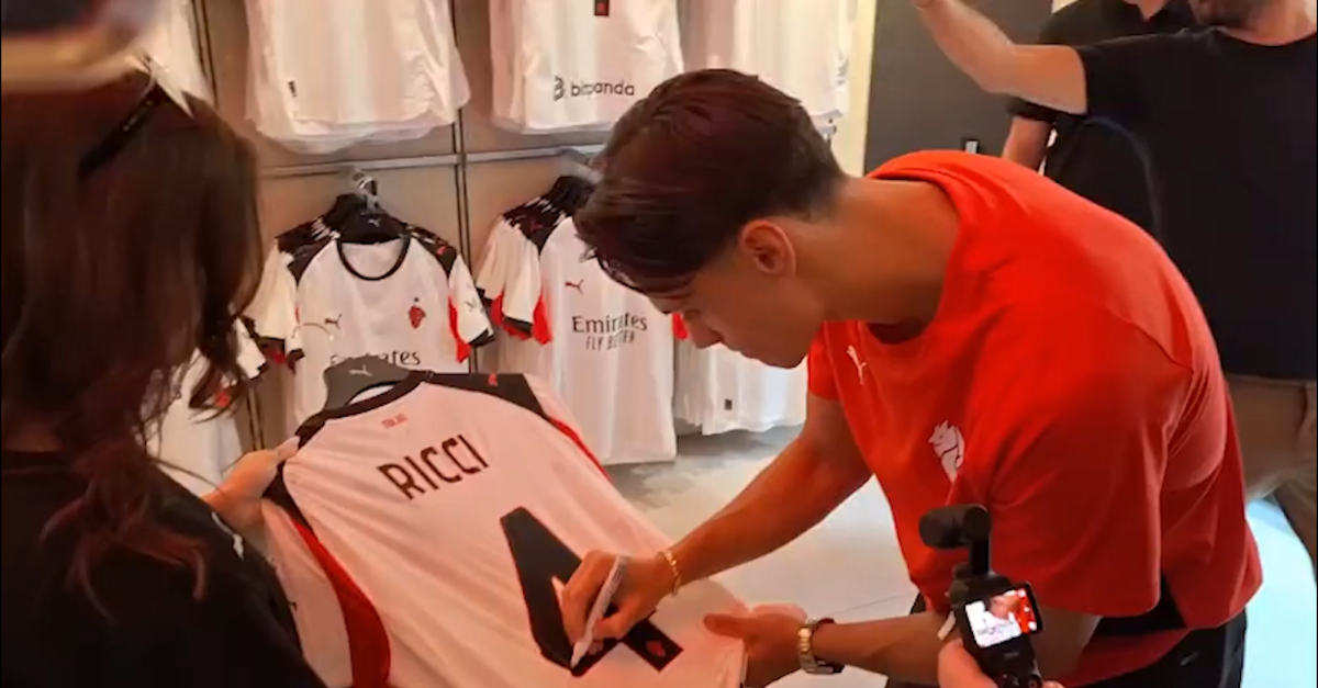 Milan, che accoglienza dei tifosi per Ricci! E un bambino scherza così | VIDEO Milan, che accoglienza dei tifosi per Ricci! E un bambino scherza così | VIDEO