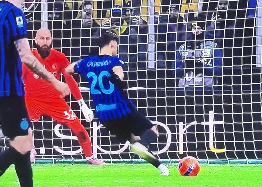 Hakhan Calhanoglu porta di nuovo avanti l'Inter su calcio di rigore: nerazzurri in vantaggio 2-1 sul Napoli. calhanoglu inter napoli