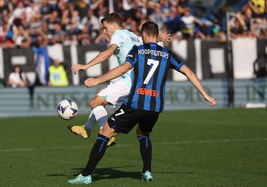 Teun Koopmeiners si contende il pallone con Nicolò Barella dell'Inter durante la partita di Serie A tra Atalanta e Inter allo stadio Gewiss il 13 novembre 2022 a Bergamo, Italia. (Foto di Maurizio Lagana/Getty Images) Koopmeiners Atalanta Juve