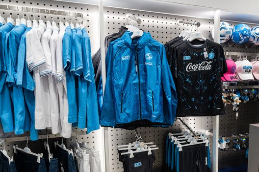 Riapre lo store SSC Napoli di via Calabritto: i dettagli – LE FOTO- immagine 2