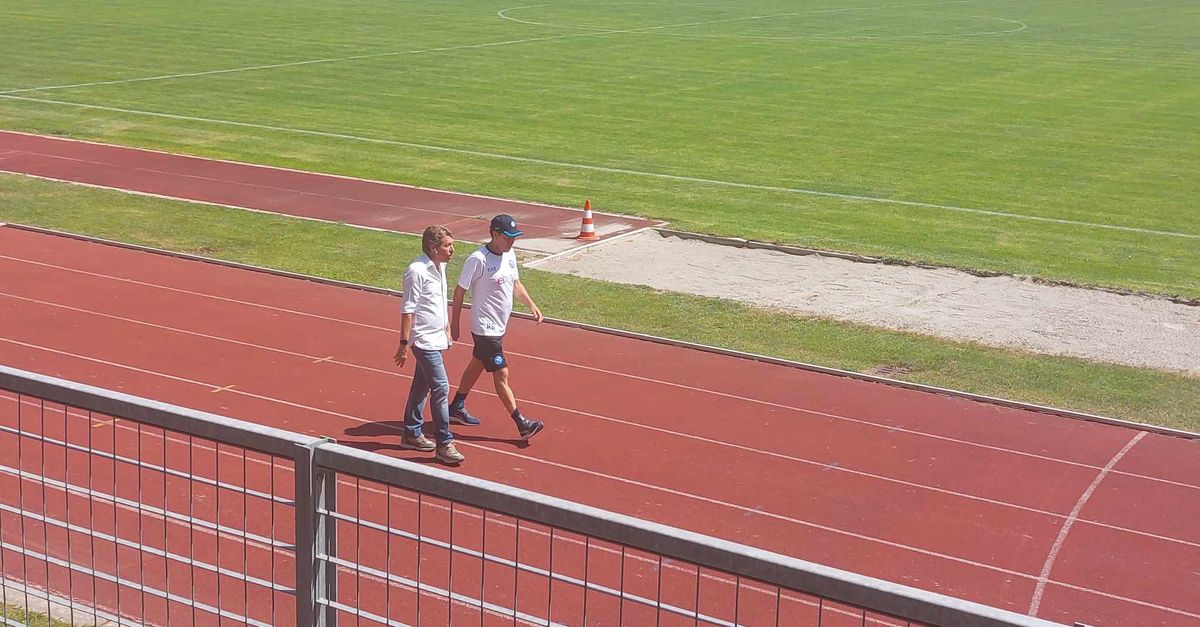 VIDEO Garcia, fitto colloquio con Santoro a bordocampo a Dimaro Calcio Napoli 1926