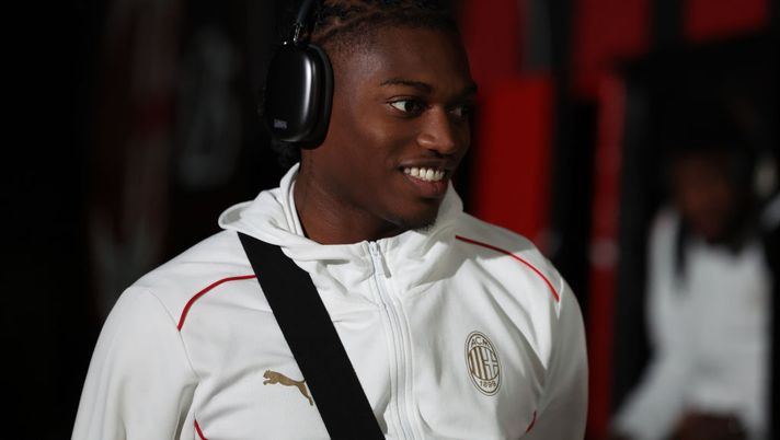 MONZA, ITALY - NOVEMBER 02:  Rafael Leao of AC Milan arrives before the Serie A match between Monza and Milan at U-Power Stadium on November 02, 2024 in Monza, Italy. (Photo by Claudio Villa/AC Milan via Getty Images)  milan-feyenoord-leao-dichiarazioni-intervista-sky-tv-diretta-live-news-champions-league
