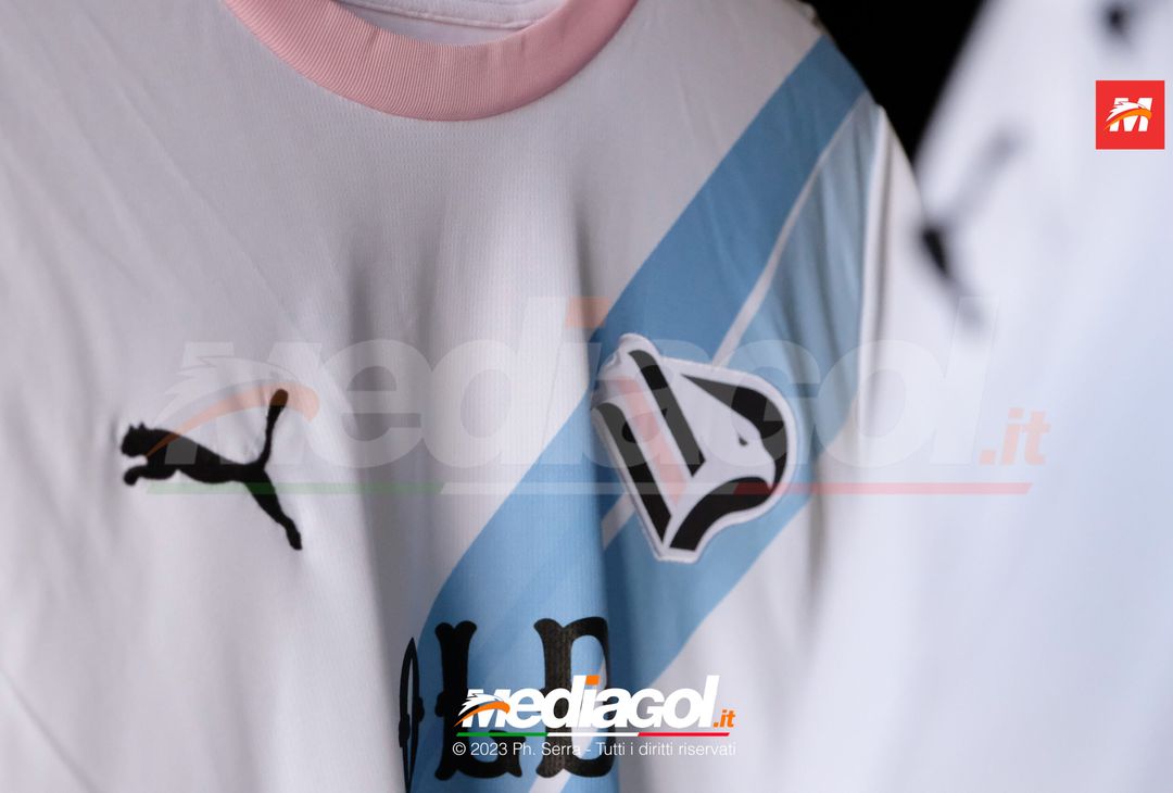 FOTO Palermo, inizia la vendita della seconda e terza maglia Puma 2023/2024 (Gallery) - immagine 7