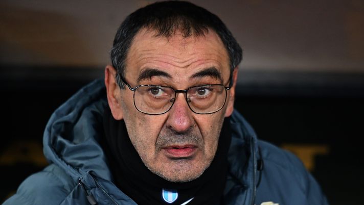 VERONA, ITALY - JANUARY 11: Maurizio Sarri head coach of SS Lazio during the Serie A match between Hellas Verona FC and SS Lazio at Stadio Marcantonio Bentegodi on January 11, 2026 in Verona, Italy. (Photo by Alessandro Sabattini/Getty Images) Lazio, Sarri sfida il Como: i precedenti sono in equilibrio. Ma in biancoceleste… - immagine 1
