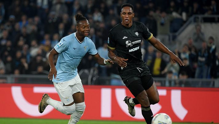 ROME, ITALY - NOVEMBER 04: Tijjani Noslin of SS Lazio competes for the ball with Yerry Mina of Cagliar during the Serie match between Lazio and Cagliari at Stadio Olimpico on November 04, 2024 in Rome, Italy. (Photo by Marco Rosi - SS Lazio/Getty Images) Lazio, Lazzari e Noslin a rischio per il derby: oggi il test decisivo - immagine 1