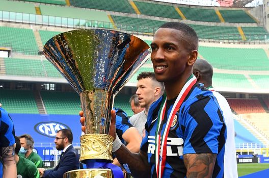 Young: “Felice di aver giocato nell’Inter. Potevo restare allo United, ma Conte chiamò e disse…”- immagine 3