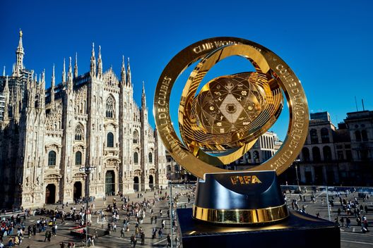 Milano, Italia - 11 aprile 2025: (Nota dell'editor: immagine modificta) Il trofeo del Mondiale per Club in Piazza Duomo a Milano. (Foto di Mattia Ozbot - Inter/Inter via Getty Images) Tutto pronto per il Mondiale per Club: date, regole e squadre del grande evento- immagine 3
