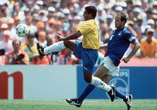 LOS ANGELES, USA - JULY 17: Romario of Brazil and Franco Baresi of Italy in action during the World Cup final match between Brazil and Italy on July 17, 1994 in Los Angeles, USA. (Photo by Lutz Bongarts/Bongarts/Getty Images) Franco Baresi ospite d’onore del Milan Club Fondi per i 40 anni dalla fondazione- immagine 3