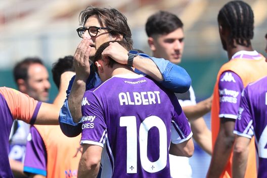 FLORENCE, ITALY - APRIL 26: Head coach Paolo Vanoli manager of ACF Fiorentina and Albert Gudmundsson of ACF Fiorentina reacts during the Serie A match between ACF Fiorentina and US Sassuolo Calcio at Artemio Franchi on April 26, 2026 in Florence, Italy. (Photo by Gabriele Maltinti/Getty Images)