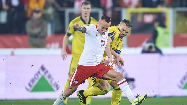 CHORZOW, POLAND - MARCH 29: (L) Jacek Goralski from Poland fights for the ball with (R) Jesper Karlstrom from Sweden during the 2022 FIFA World Cup Qualifier knockout round play-off match between Poland and Sweden at Silesian Stadium on March 29, 2022 in Chorzow. (Photo by Adam Nurkiewicz/Getty Images) Mercato Udinese | Colpo a centrocampo: a un passo Jesper Karlstrom! - immagine 1
