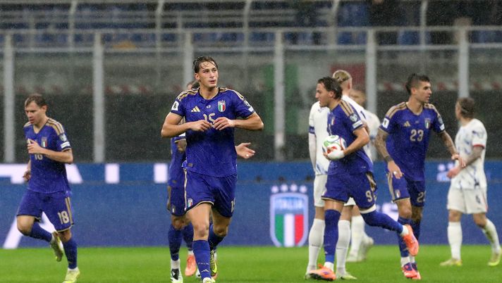 MILANO, ITALIA - 16 NOVEMBRE: Pio Esposito festeggia il primo gol della sua squadra durante la partita di qualificazione alla Coppa del Mondo FIFA 2026 tra Italia e Norvegia allo stadio San Siro, il 16 novembre 2025 a Milano, Italia. (Foto di Marco Luzzani/Getty Images) Italia Norvegia