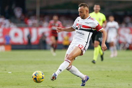 In azione con il Flamengo. (Photo by Ricardo Moreira/Getty Images) Rafinha annuncia l’addio al calcio giocato: ringrazia anche il Genoa- immagine 6