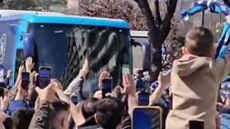 Il pullman del Napoli è arrivato al Maradona: l’accoglienza dei tifosi è da brividi!