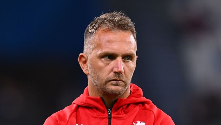 SASSUOLO, ITALY - NOVEMBER 03: Domenico Criscito head coach of Genoa CFC looks on during the Serie A match between US Sassuolo Calcio and Genoa CFC at Mapei Stadium Citta del Tricolore on November 03, 2025 in Sassuolo, Italy. (Photo by Alessandro Sabattini/Getty Images) Genoa, Murgita: “Io e Criscito abbiamo scelto così modulo e giocatori! Vi dico che Malinovskyi…” - immagine 1