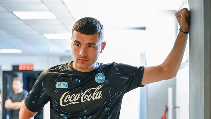 NAPLES, ITALY - JULY 14: SSC Napoli player Alessandro Buongiorno arrives at the SSC Napoli training center in Castel Volturno to undergo medical tests on July 14, 2025 in Castel Volturno, Italy. (Photo by SSC NAPOLI/SSC NAPOLI via Getty Images) Brutte notizie per il Napoli: lesione per Buongiorno, salterà il Milan - immagine 1