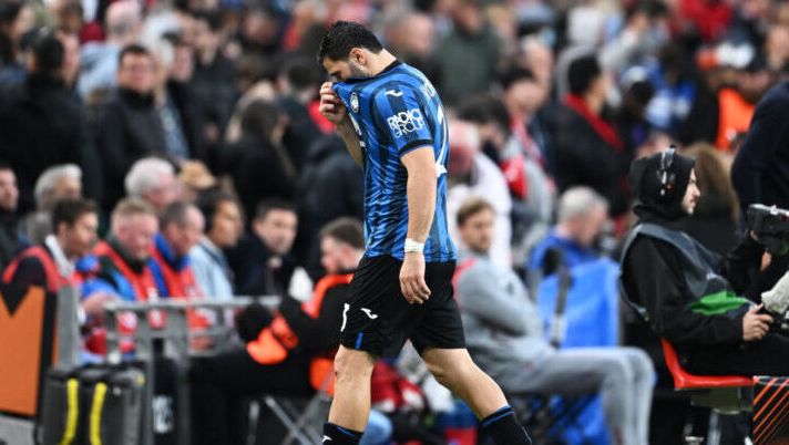DUBLIN, IRELAND - MAY 22: Sead Kolasinac of Atalanta BC looks dejected as he is substituted after picking up an injury during the UEFA Europa League 2023/24 final match between Atalanta BC and Bayer 04 Leverkusen at Dublin Arena on May 22, 2024 in Dublin, Ireland. (Photo by Michael Regan/Getty Images) BREAKING – Atalanta, nuovo infortunio per Kolasinac: è uscito nella finale di Europa League - immagine 1