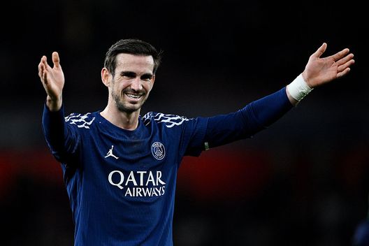 Fabian Ruiz con la maglia del Paris Saint-Germain celebra la vittoria nella semifinale di Champions League 2024/25 contro l'Arsenal (Photo by Justin Setterfield/Getty Images) Fabian Ruiz, il talismano della Spagna: 38 presenze senza sconfitte- immagine 3