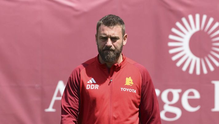 ROME, ITALY - MAY 03: AS Roma coach Daniele De Rossi during a training session at Centro Sportivo Fulvio Bernardini on May 03, 2024 in Rome, Italy. (Photo by Luciano Rossi/AS Roma via Getty Images) De Rossi ordina: vietato pensare a Leverkusen - immagine 1