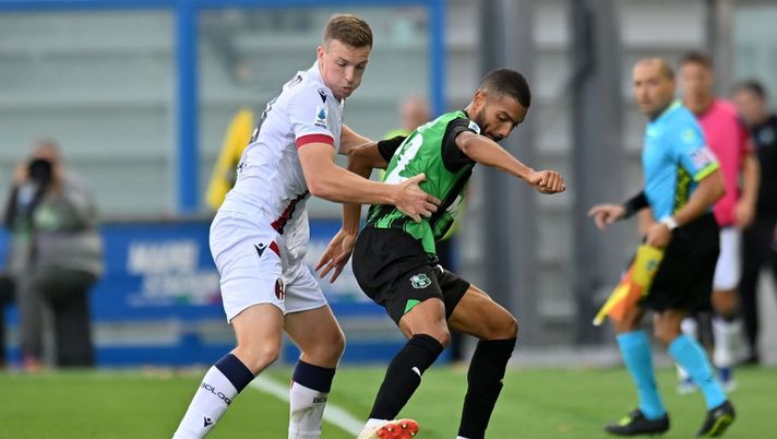 REGGIO NELL'EMILIA, ITALY - OCTOBER 28: Lewis Ferguson of Bologna FC competes for the ball with Jeremy Toljan of US Sassuolo during the Serie A TIM match between US Sassuolo and Bologna FC at Mapei Stadium - Citta' del Tricolore on October 28, 2023 in Reggio nell'Emilia, Italy. (Photo by Alessandro Sabattini/Getty Images) Sassuolo-Bologna, le pagelle del Cor Bo- immagine 1