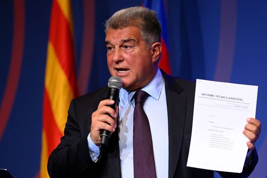 Il presidente del Barcellon Joan Laporta durante una conferenza stampa mentre mostra una relazione tecnica arbitrale in risposta alle recenti accuse sui pagamenti effettuati agli arbitri dal club (Photo by David Ramos/Getty Images) Florentino Pérez accusa il Barcellona per il caso Negreira: “Il più grande scandalo della storia del calcio”- immagine 3