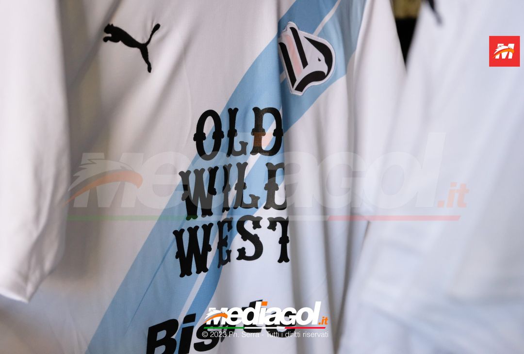 FOTO Palermo, inizia la vendita della seconda e terza maglia Puma 2023/2024 (Gallery) - immagine 10