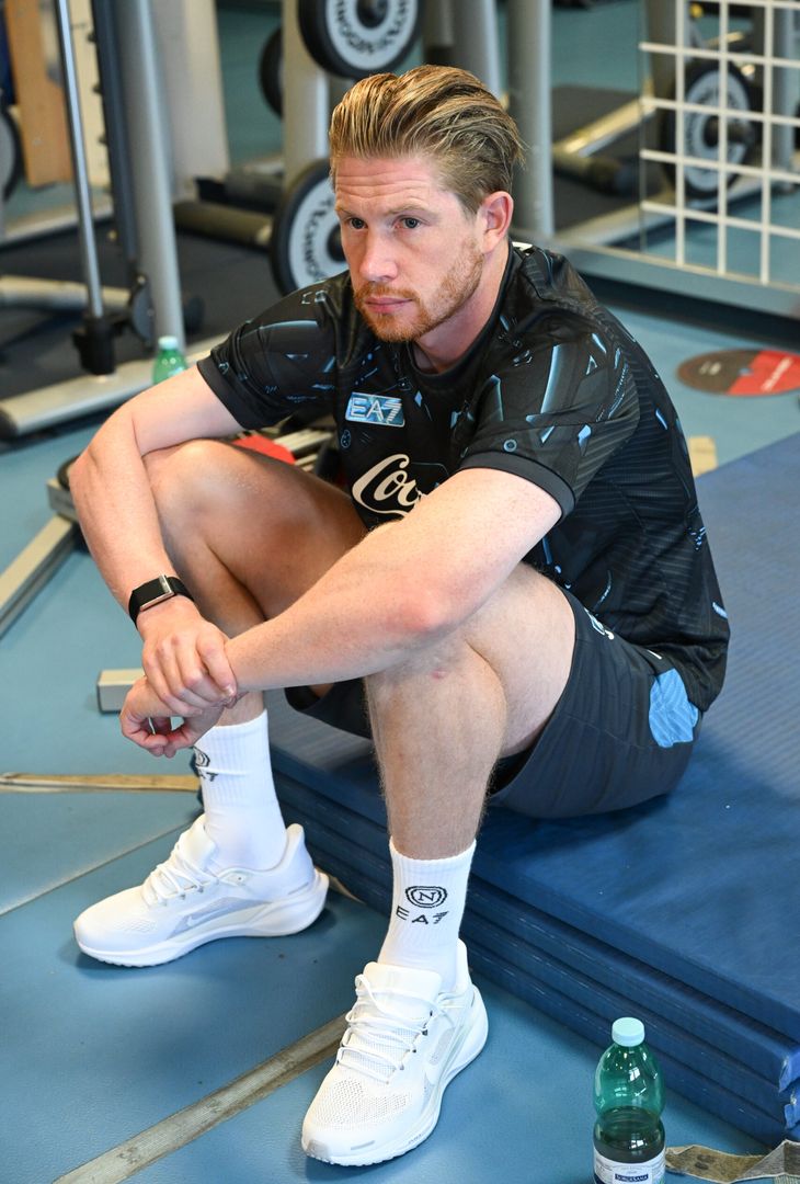 Dopo aver trascorso ieri la prima giornata napoletana, quest'oggi De Bruyne si è presentato a Castel Volturno per iniziare la nuova avventura col Napoli.