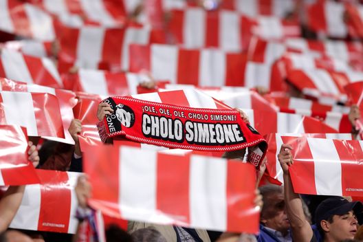 MADRID, SPAGNA - 26 OTTOBRE: Un tifoso dell'Atletico Madrid tiene una sciarpa in segno di supporto a Diego Simeone. (Foto di Gonzalo Arroyo Moreno/Getty Images) Colchoneros vs Fogão: soprannomi e tradizioni di Atletico e Botafogo- immagine 3