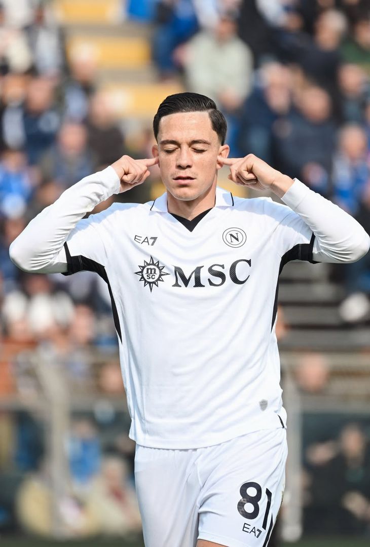 Nella giornata odierna, Giacomo Raspadori ha festeggiato il suo 26° compleanno. L'attaccante, oggi in forza all'Atalanta, ha vestito la maglia del Napoli per tre anni, dall'estate 2022 a quella del 2025, sollevando (come tutti sappiamo) due Scudetti. L'admin dell'account Instagram del club azzurro ha voluto celebrare tale ricorrenza mediante un post Instagram contenente le seguenti foto con annessa descrizione che recita: 'Auguri all'uomo dai gol pesanti'.