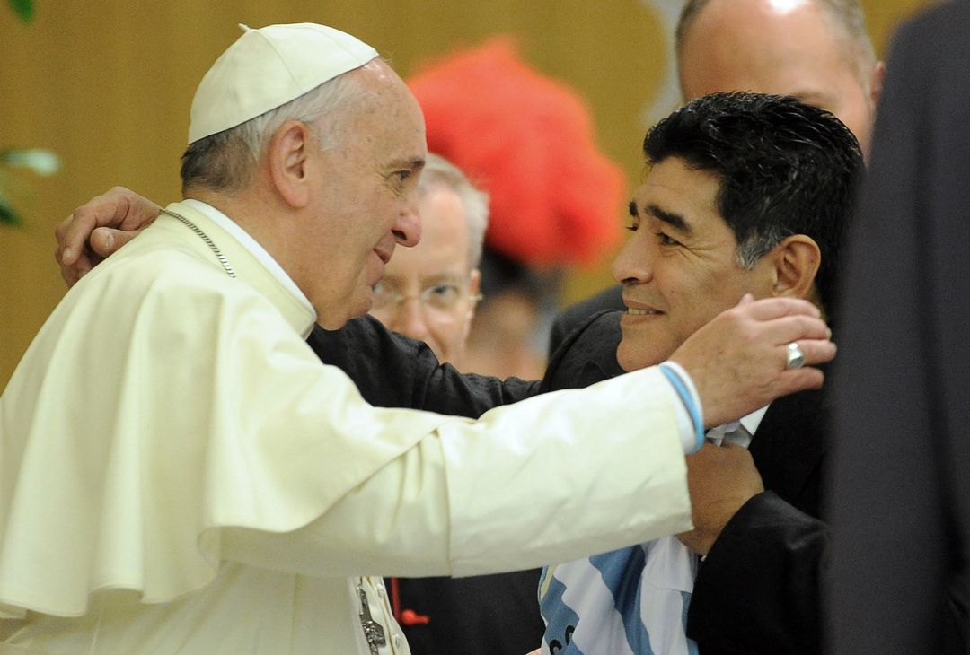 Maradona e Papa Francesco si incontrarono a Roma nel 2014 per il match internazionale per la pace