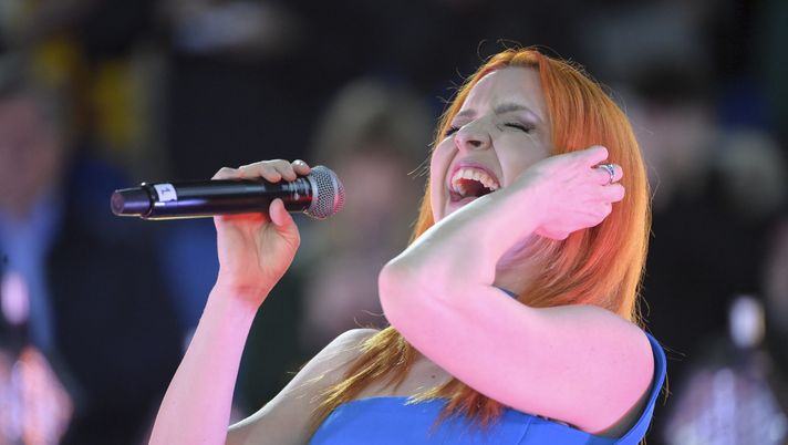 ROME, ITALY - MARCH 21: The italian singer Noemi performs during the UEFA Women's Champions League quarter-final 1st leg match between AS Roma and FC Barcelona at Stadio Olimpico on March 21, 2023 in Rome, Italy. (Photo by Fabio Rossi/AS Roma via Getty Images) TV8, Noemi al Gialappashow: affiancherà il Mago Forest in conduzione - immagine 1