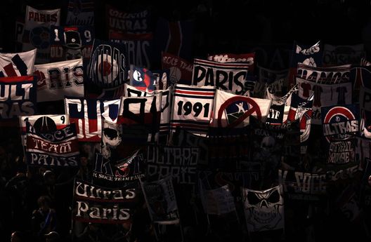 I tifosi del PSG. (Photo by Alex Pantling/Getty Images) Il Paris FC promosso in Ligue1: torna il fascino del derby cittadino con il Psg- immagine 3