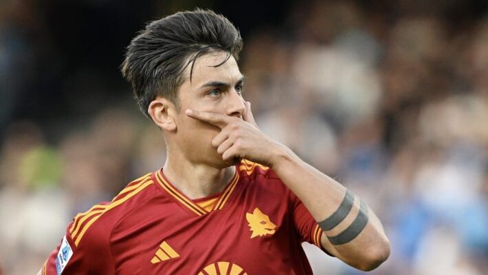 NAPLES, ITALY - APRIL 28: Paulo Dybala of AS Roma celebrates his side first goal during the Serie A TIM match between SSC Napoli and AS Roma - Serie A TIM at Stadio Diego Armando Maradona on April 28, 2024 in Naples, Italy. (Photo by Francesco Pecoraro/Getty Images) (Photo by Francesco Pecoraro/Getty Images) CorSport: “Dybala, tra due giorni si attiverà la clausola: cosa filtra sul suo futuro a Roma” - immagine 1