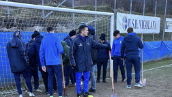 Trento, porta troppo bassa: calciatori e inservienti scavano col badile