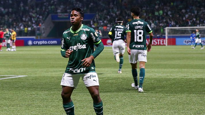 SAO PAULO, BRAZIL - JUNE 07: Endrick of Palmeiras celebrates after scoring the team's fourth goal during a match between Palmeiras and Barcelona SC as part of Copa CONMEBOL Libertadores 2023 at Allianz Parque on June 07, 2023 in Sao Paulo, Brazil. (Photo by Alexandre Schneider/Getty Images) Derby Choque-Rei, torna al gol l’Under da 60 milioni di euro: Endrick stronca il San Paolo - immagine 1