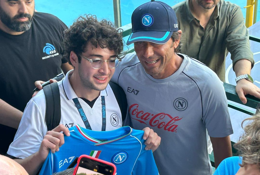 GALLERY Conte salta in tribuna tra il pubblico: selfie e scatti con i supporter - immagine 2