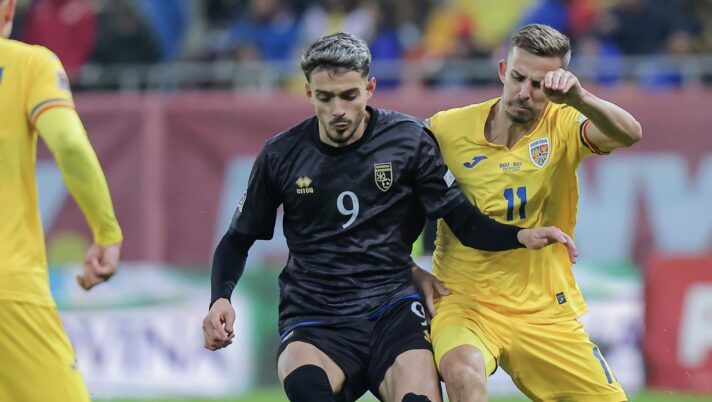 BUCHAREST, ROMANIA - NOVEMBER 15: Albion Rrahmani (L) of Kosovo fights for the ball with Nicusor Bancu (R) of Romania during the UEFA Nations League 2024/25 League C Group C2 match between Romania and Kosovo at on November 15, 2024 in Bucharest, Romania. (Photo by Vasile Mihai-Antonio/Getty Images) Moretto – Venezia, fatta per il primo colpo in attacco: arriva dallo Sparta Praga, i dettagli - immagine 1
